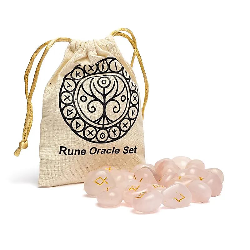 Runes en quartz rose dans leur pochette en coton